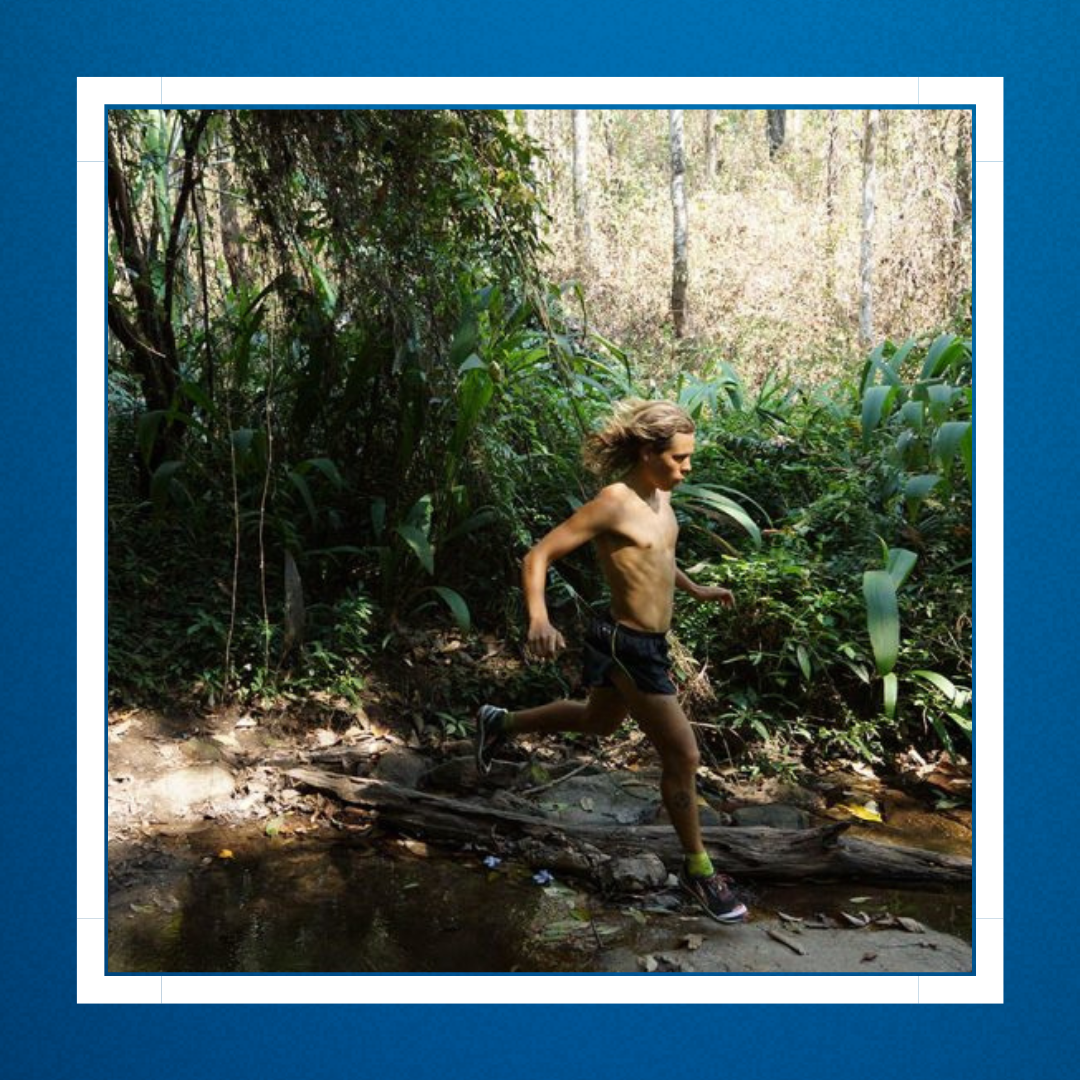 Ultrajuoksija Juuso Simpanen juoksee metsässä ilman paitaa kesähelteellä.